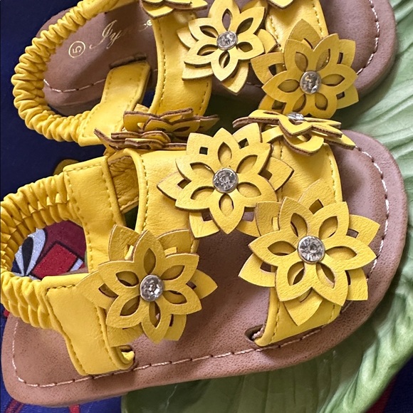 IYNX Sunny Yellow Floral Kids Sandals (5T) - Picture 5 of 5